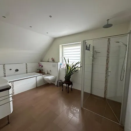 Lovely In With Separate Entrance *